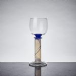 1332 7071 Glas på hög fot